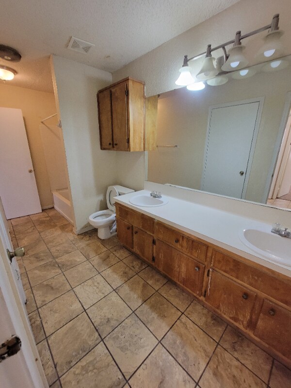 Building Photo - 104 E Truman Ave