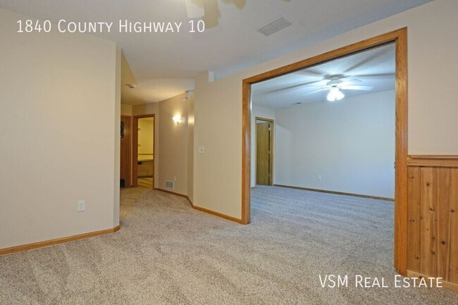 Building Photo - AVAILABLE NOW! Spacious 2 Bed, 2 Bath Town...