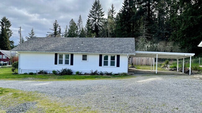 Building Photo - Country Living Home On Over Half An Acre! ...