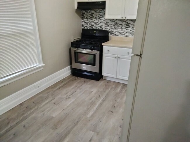 Building Photo - 391-393 Flower City Park