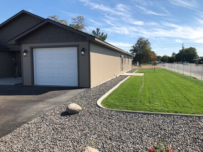 Building Photo - Large 2 Bedroom, 2 Bath Duplex