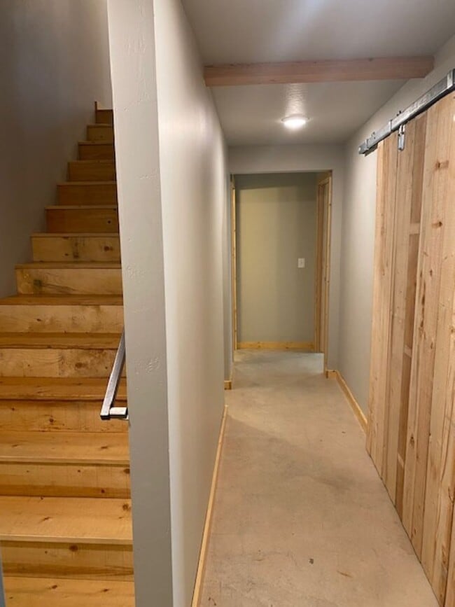 Building Photo - Newer Build - Immaculate 4-5 bed 3.5 Bath Townhouse