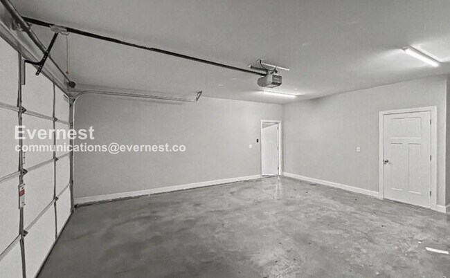 Building Photo - Spacious 3 Bed, 2.5 Bath Home with 2 Car Garage