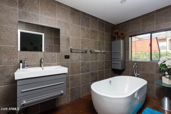 Building Photo - 5002 N 38th Pl