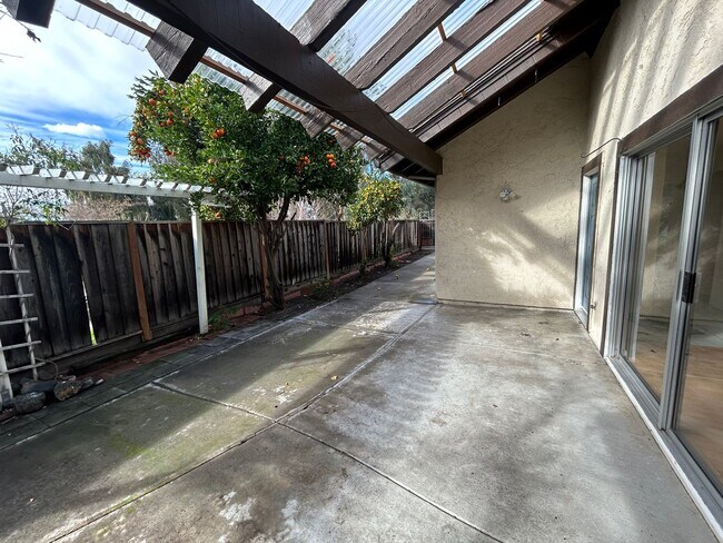 Building Photo - Beautiful 3 Bedroom 2 Bath Home, Private Yard, 2 car attached garage