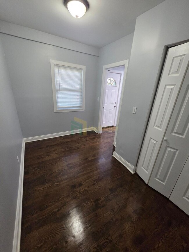 Building Photo - Beautifully Renovated 3 Bedroom / 1 Bathro...