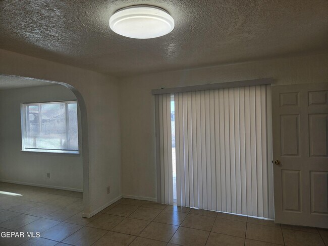 Building Photo - 5632 Salem Dr