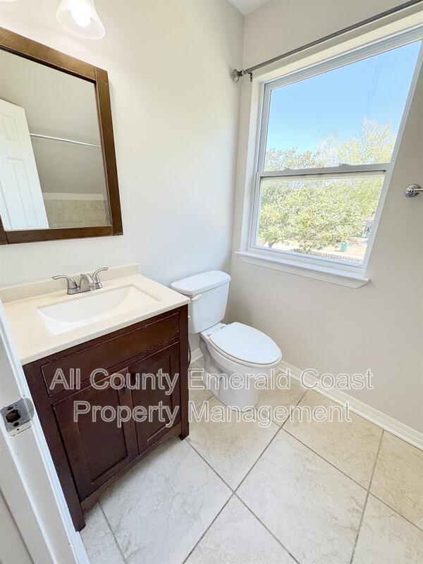 Building Photo - 710 Swan Ln