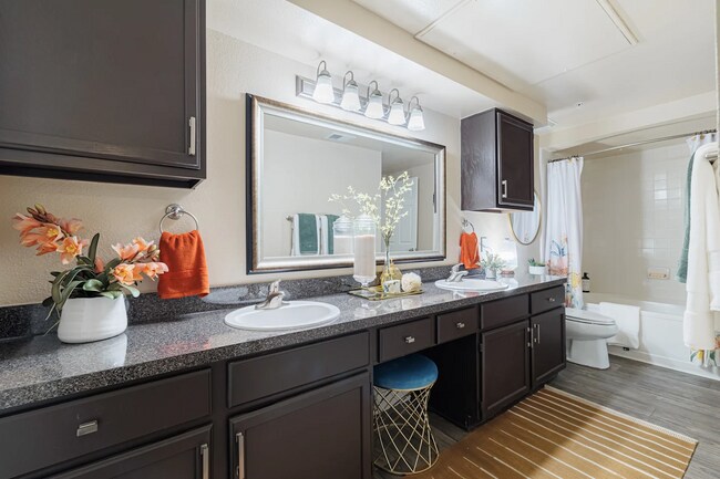 Building Photo - Quiet Luxury Living Just Mins from the Galleria!