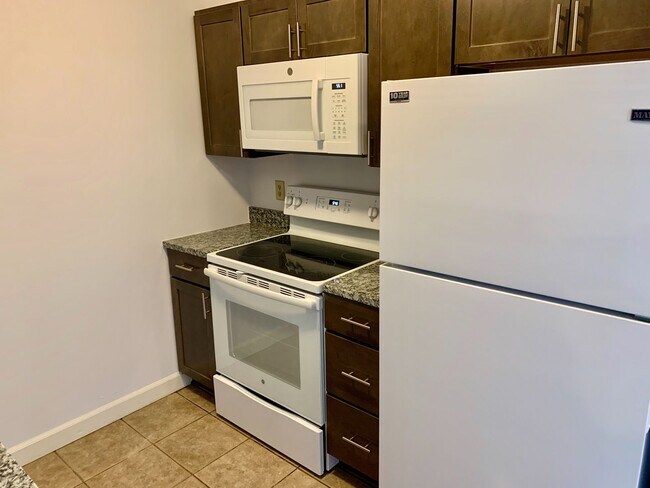 Building Photo - 3 Bedroom 2 bath TownHome