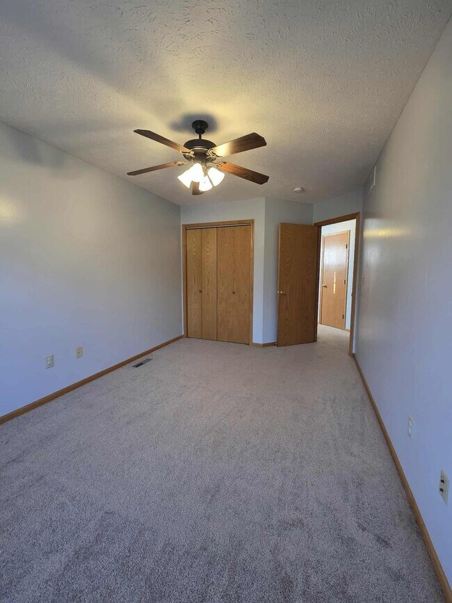 Building Photo - Spacious Town House!!