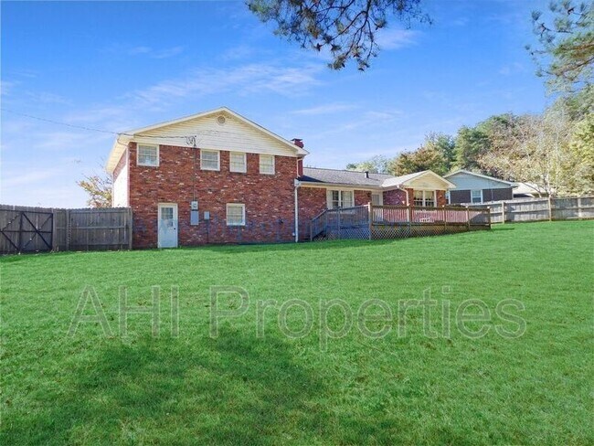 Building Photo - 2247 Sherrlyn Dr N