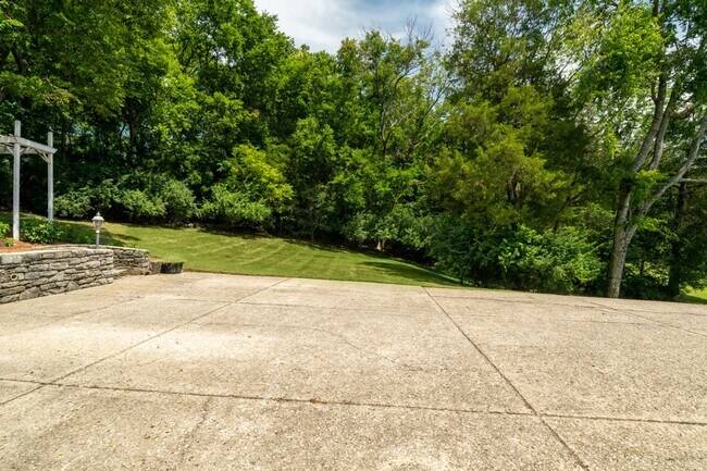 Building Photo - Single Family Home on almost an acre, 4 be...
