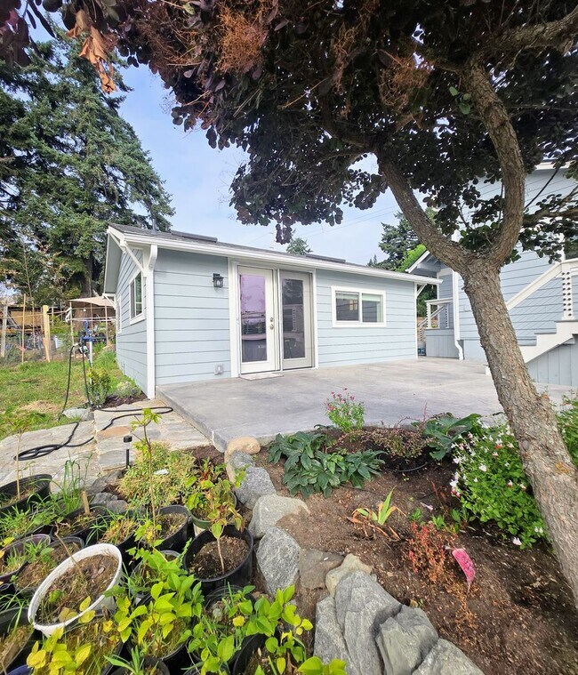 Building Photo - Newly Remodeled 2 Bedroom Home & ADU For R...