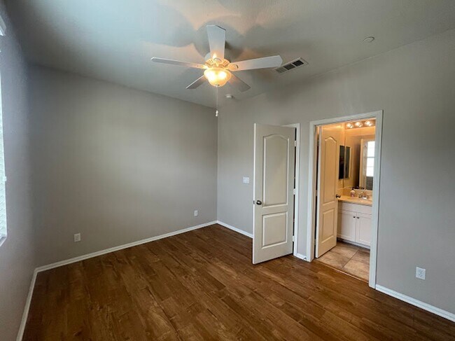 Building Photo - Stunning 2 bed 2.5 bath Solar Powered Town...