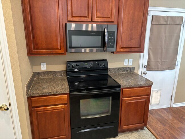 Building Photo - 3003 Lake Ridge Dr