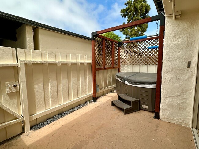 Building Photo - 3266 Loma Riviera Dr