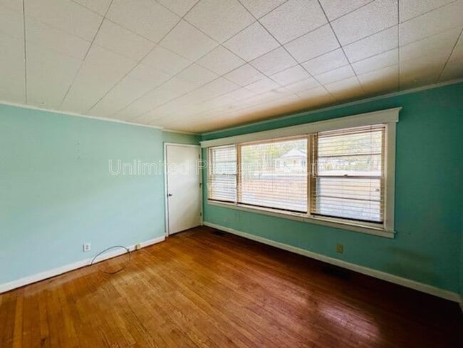 Building Photo - 145 Dogwood Dr