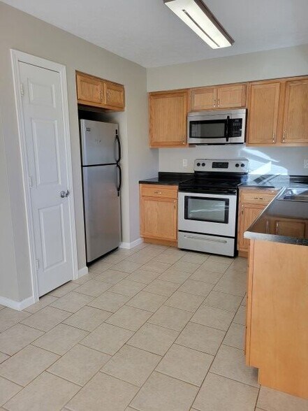 Building Photo - 1915 N Blackfoot Dr