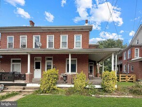 Building Photo - 418 Main St
