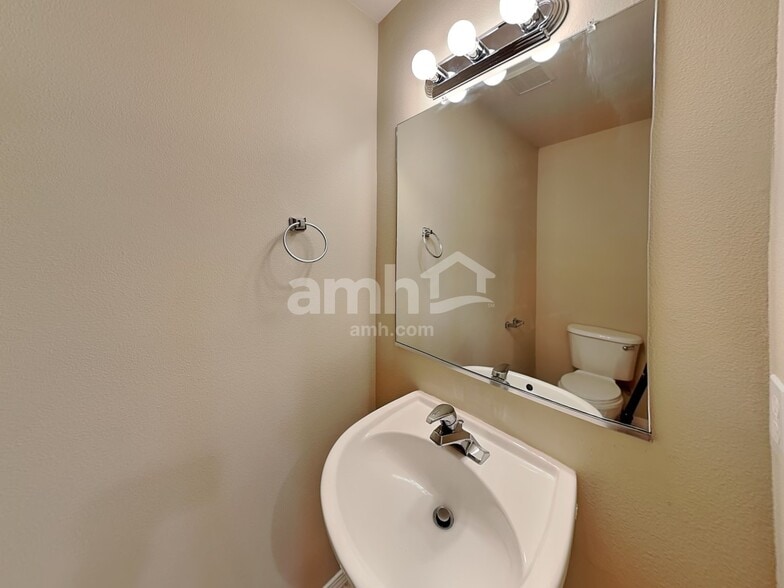 Building Photo - 2285 NW McGarey Dr