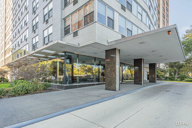 Building Photo - 3900 N Lake Shore Dr