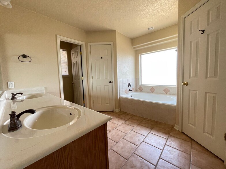 Building Photo - 6100 Alexus Dr