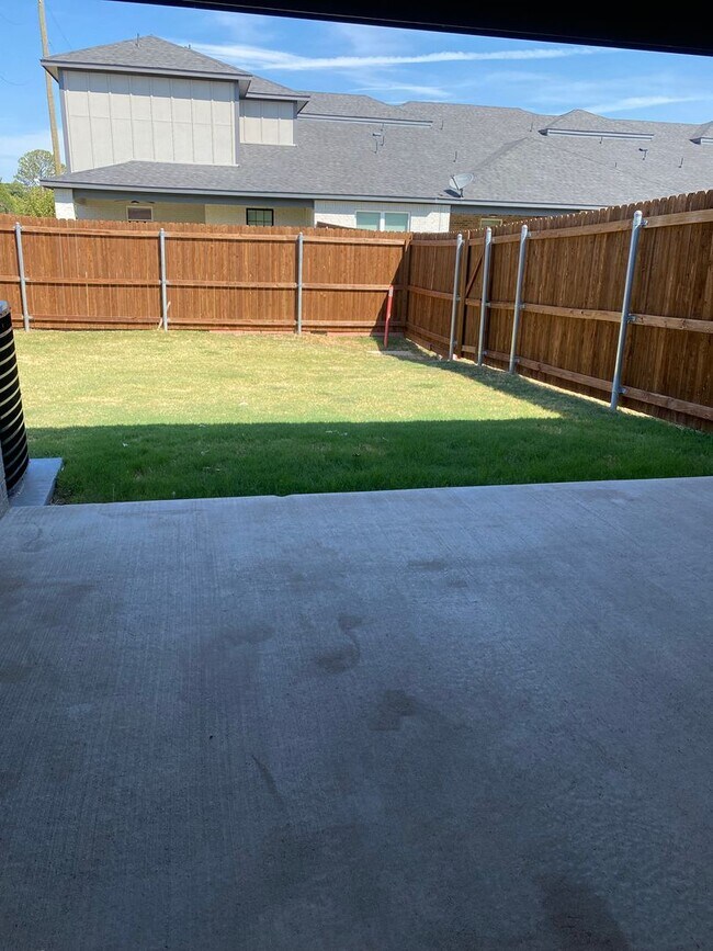 Building Photo - Beautiful Townhome in Great Location