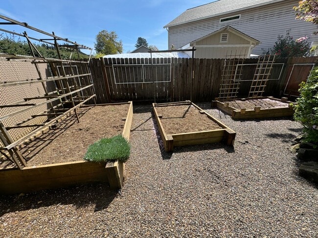 Building Photo - Three bedroom home with a bonus room and Air Conditioning - Built in 2000