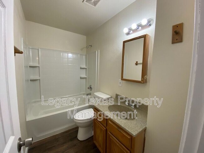 Building Photo - 1719 Short St