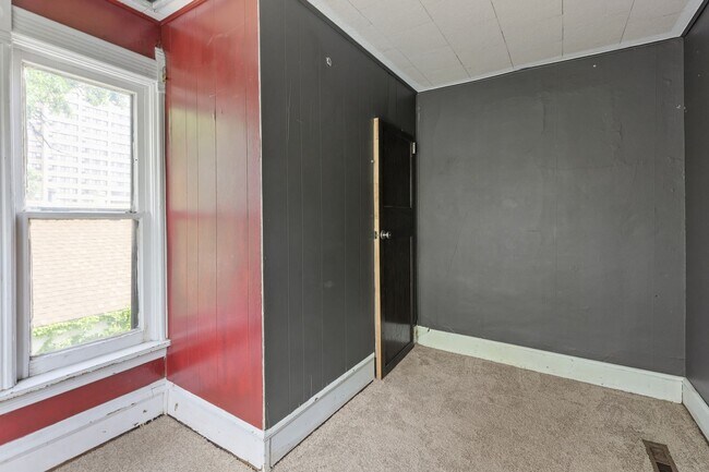 Building Photo - 3BR/1Bath + Office Area Available Sept 12t...