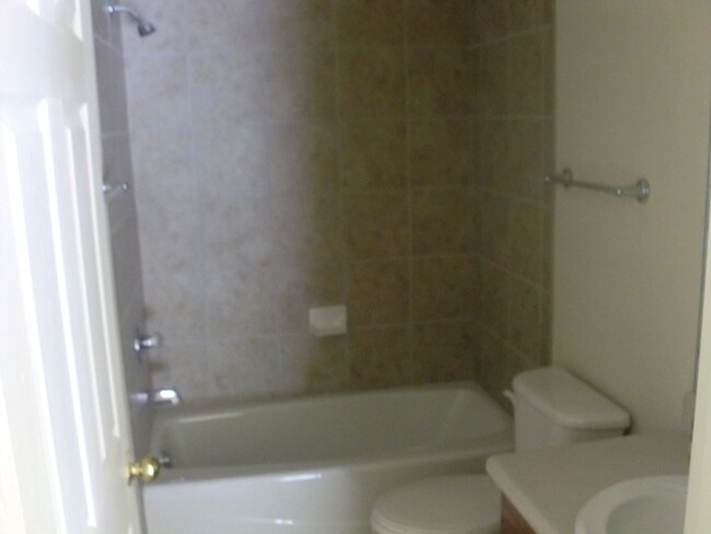 Building Photo - COMING IN AUGUST! Nice 4-bed Townhouse in ...