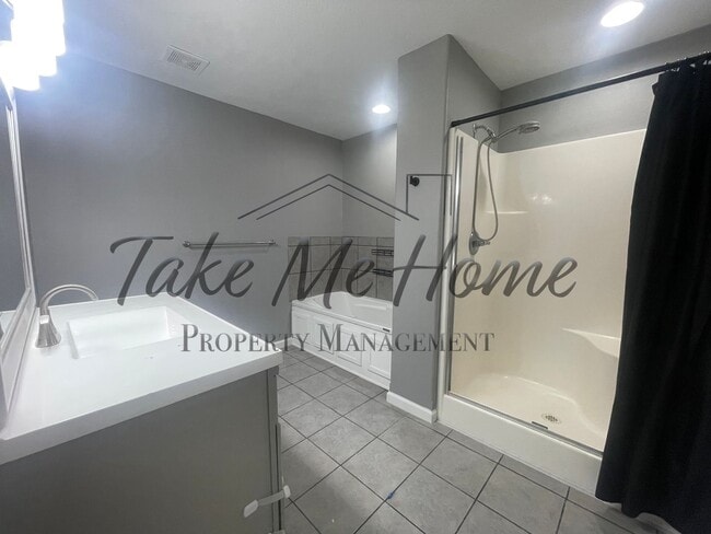 Building Photo - 4 Bedroom Home in Nixa School District!