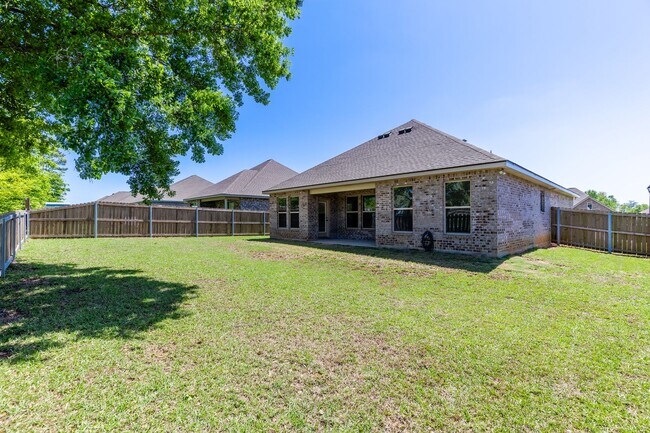 Building Photo - 3 Bedrooms / 2 Bathrooms in Silverhill! Mid-August