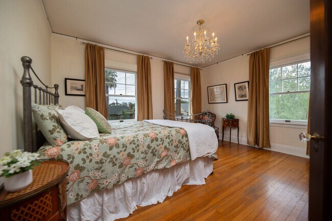 Building Photo - WONDERFUL HISTORIC 5 BED 3 BATH PROPERTY WITH CARRIAGE HOUSE