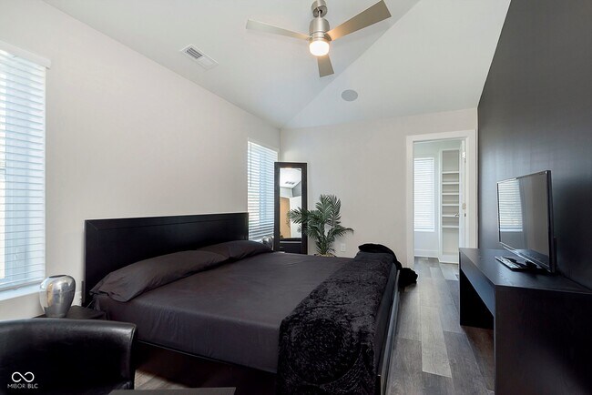 Building Photo - 429 W 86th St