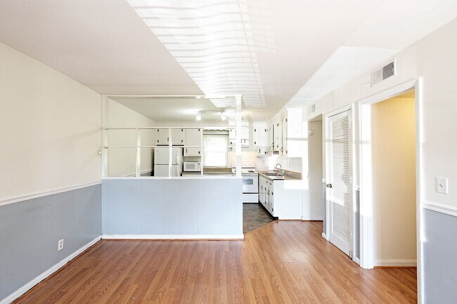 Building Photo - Pet-Friendly 2BR Apartment in Convenient Louisa Location