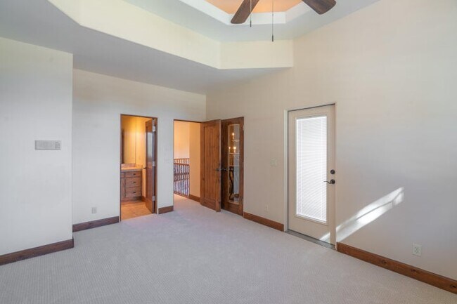 Building Photo - 340 Le Grande Cir