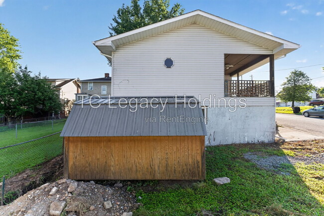 Building Photo - 200 Reeves Ave