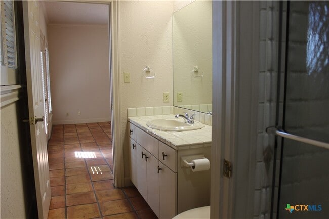 Building Photo - 6001 Country Club Dr
