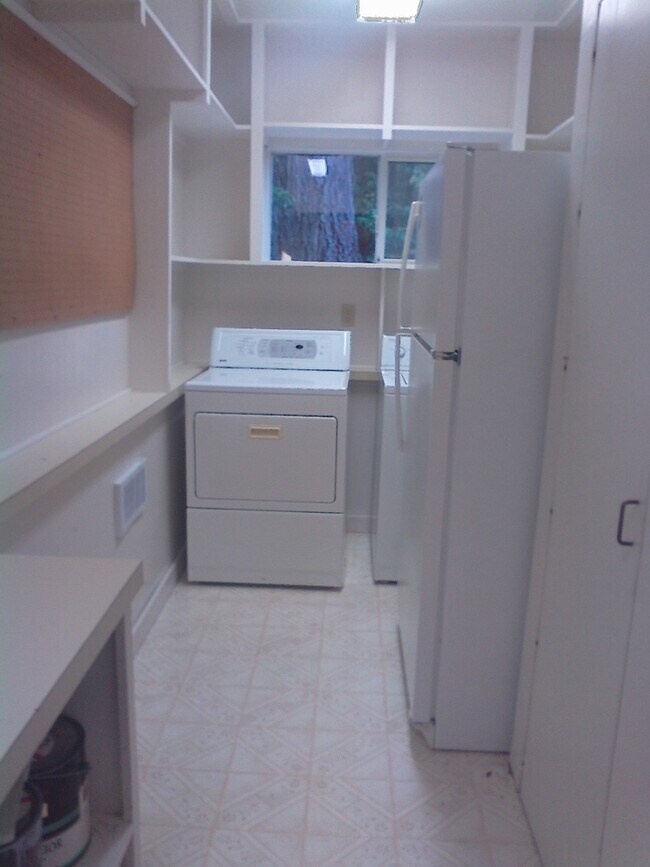 Building Photo - Large Shop Perfect for a home based business, plus 136 feet of waterfront.