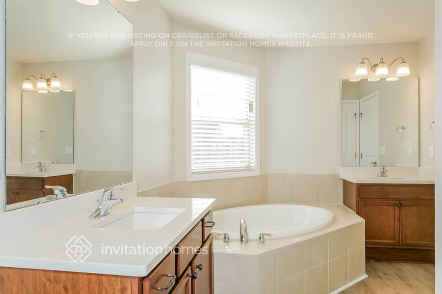 Building Photo - 7808 Weathered Oak Way