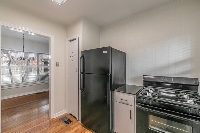 Building Photo - UPDATED 2 bedroom, 1 bathroom with 1 garage space