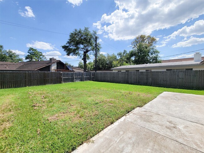 Building Photo - 2115 Forest Oaks Dr