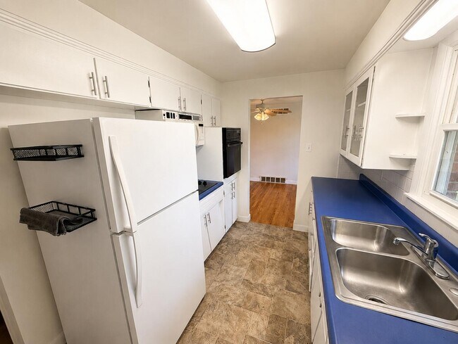Building Photo - 211 Bourn Ave