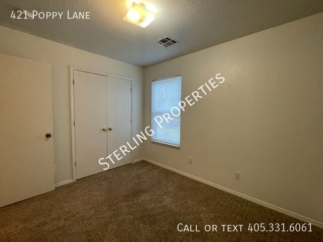 Building Photo - 421 Poppy Ln