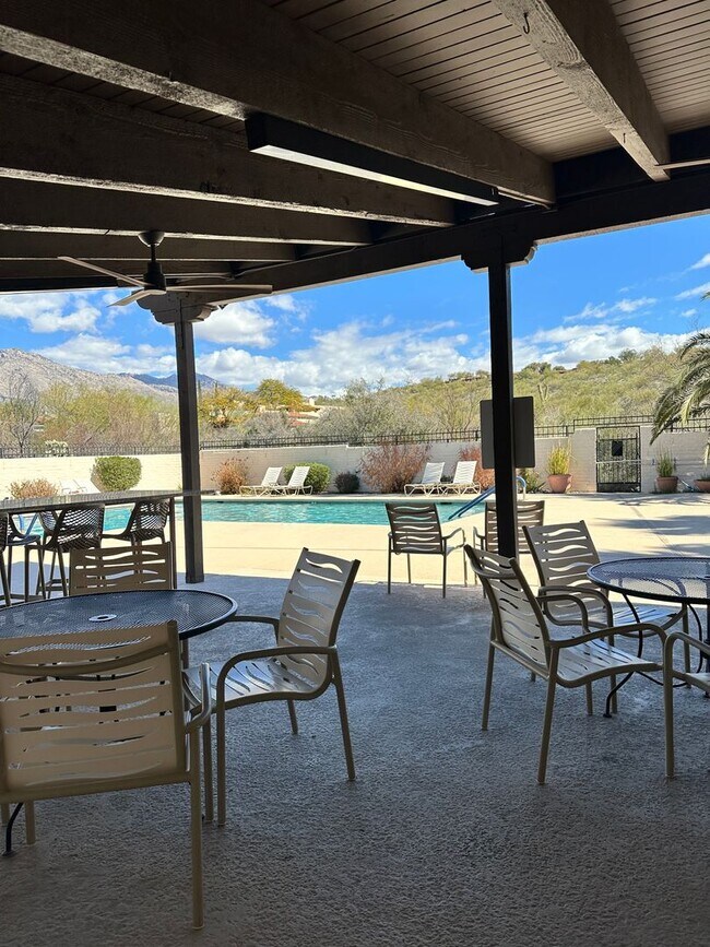 Building Photo - Townhome in Desirable Sunrise Presidio