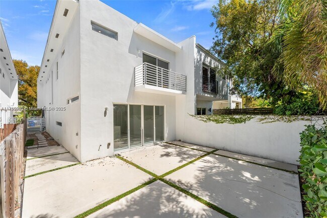 Building Photo - 1352 SW 22nd St