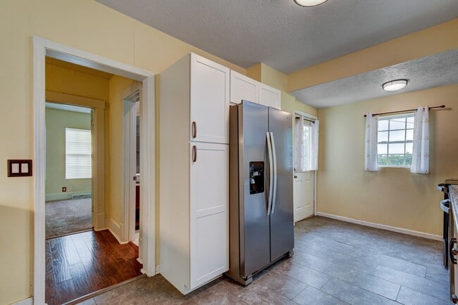 Building Photo - Charming and Spacious Home!