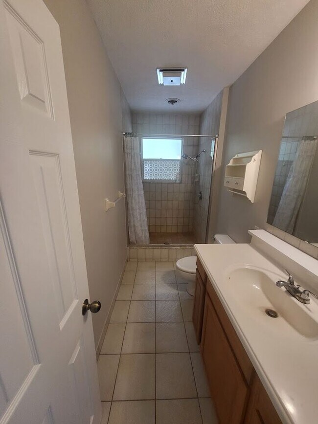 Building Photo - Little Lake Weir Waterfront FENCED 3BR/2BA on 6 Acres with Horse Barn, Private Boat Ramp & Dock